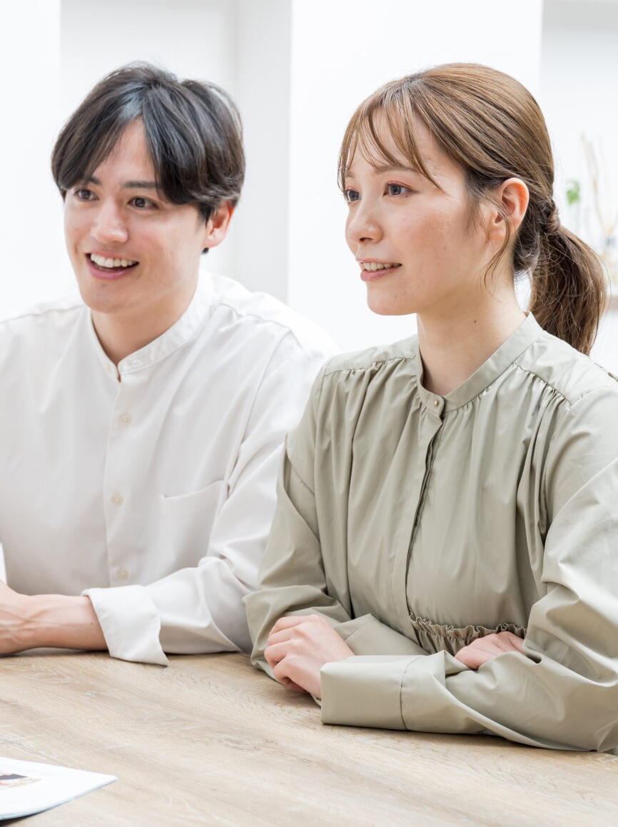 相談をする新郎新婦