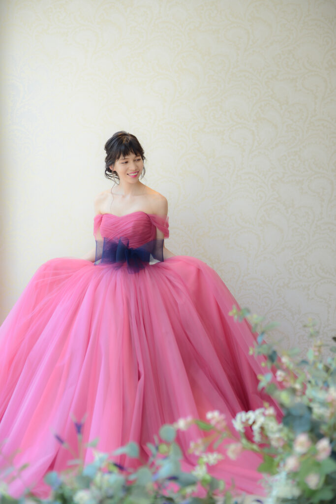 ピンクのプリンセスラインのチュールドレスを着たキュートな花嫁