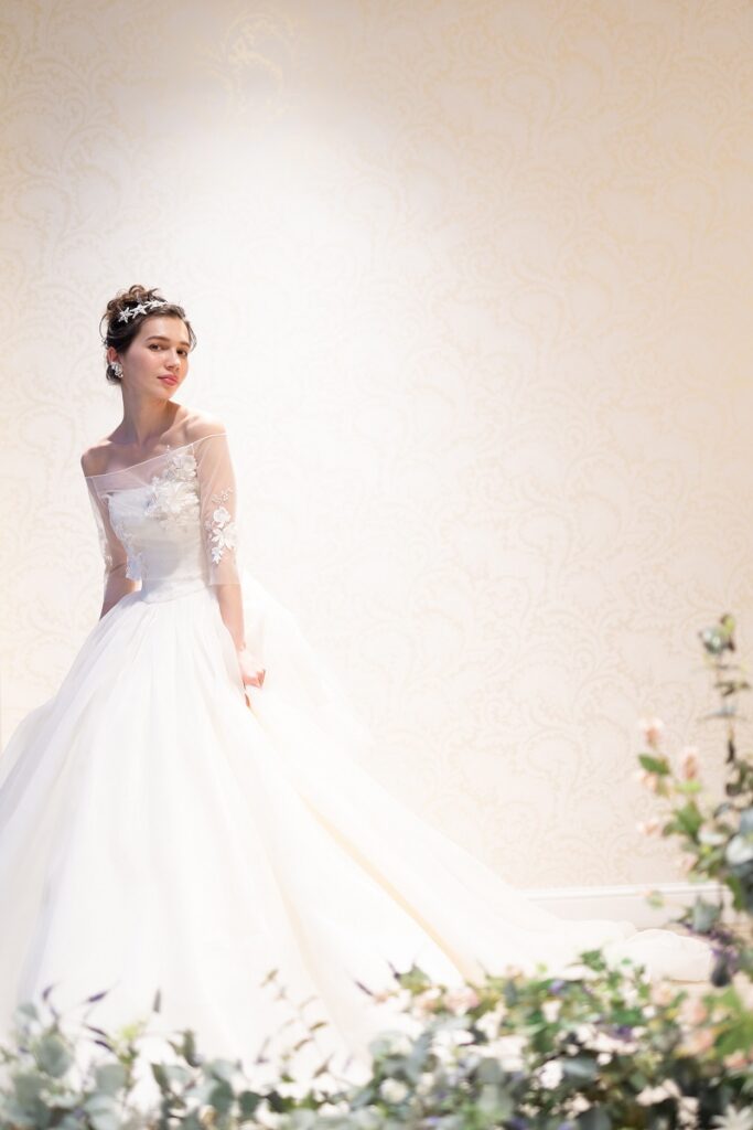 王道ボリュームラインのドレスを着たキュートな花嫁