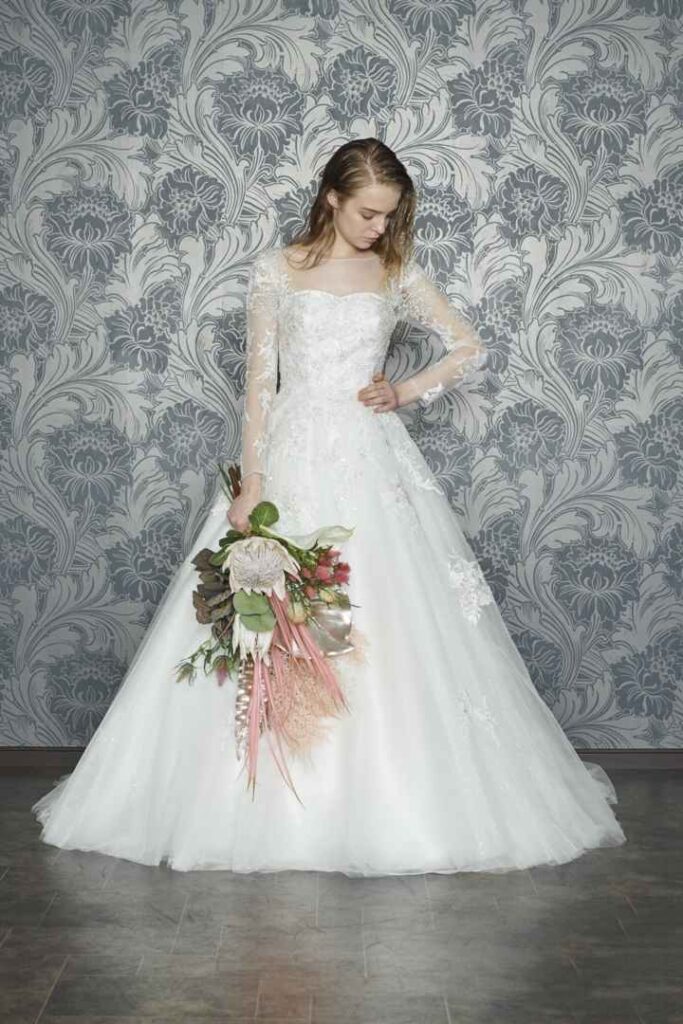 大人かわいいチュールウェディングドレスを着たキュートな花嫁